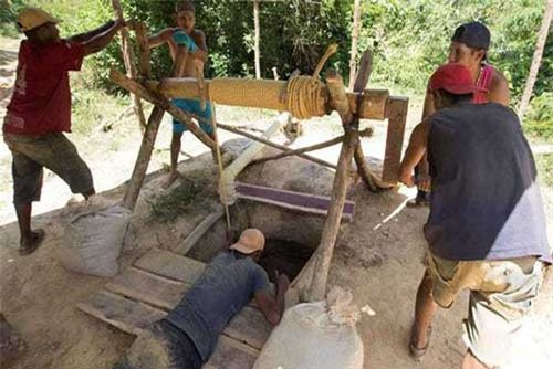 Cách Venezuela biến tiền mặt vô giá trị thành vàng