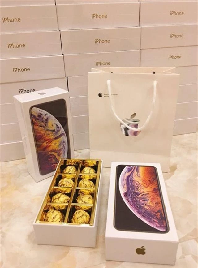 Hộp socola iPhone XS Max có vẻ ngoài rất giống hàng thật.