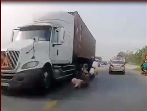 CLIP: Hai mẹ con nhanh trí thoát chết trước bánh xe container