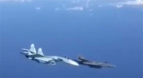 Su-27 áp sát, lượn về phía tiêm kích của Mỹ
