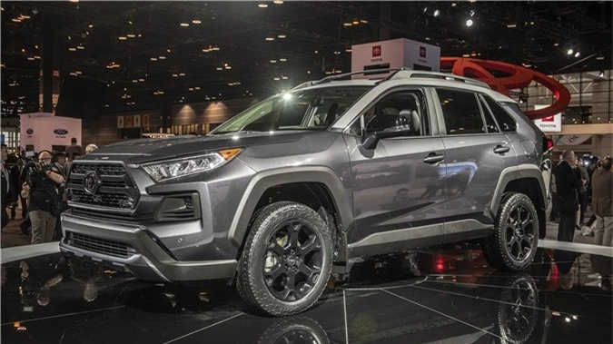 Cận cảnh Toyota RAV4 TRD Off-Road 2019 đậm chất việt dã. Mặc dù được phát triển dựa trên phiên bản Adventure, nhưng phiên bản Toyota RAV4 TRD Off-Road lại sở hữu khả năng đi địa hình đáng kinh ngạc. (CHI TIẾT)