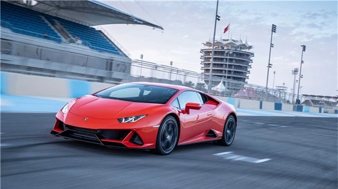 Đánh giá chi tiết Lamborghini Huracan Evo 2020. Sở hữu hàng loạt trang bị hiện đại, sức mạnh khủng và khả năng khí động học đỉnh cao, Huracan Evo 2020 được đánh giá là chiếc Lamborghini tiên tiến nhất hiện nay, thể hiện sự “tiến hóa” mang đậm chất Ý. (CHI TIẾT)