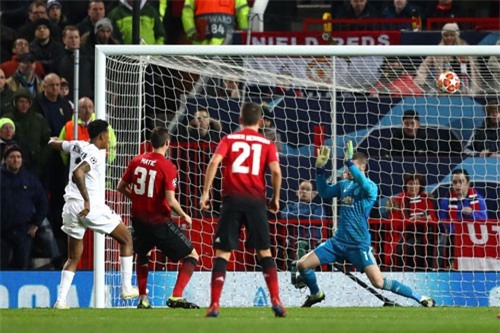 Hạ M.U 2-0, PSG 'đặt một chân' vào tứ kết
