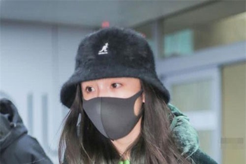 Dương Mịch lần đầu tiên xuất hiện sau thông tin qua Hong Kong đón tết cùng con gái