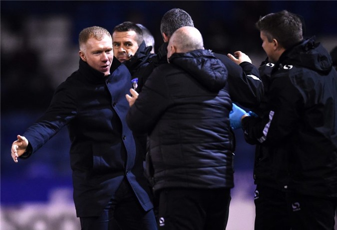 Paul Scholes ra mắt hoàn hảo, Oldham đại thắng