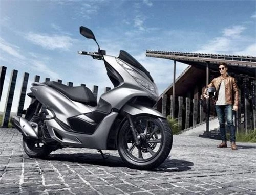 Đi kèm với màu bạc mờ tinh tế, Honda PCX xuất hiện thanh lịch hơn