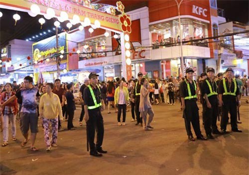 Bình Dương: Đốt pháo bỏ vào chai thuỷ tinh, 5 người bị thương