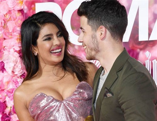 Hoa hậu Priyanka Chopra rạng rỡ bên chồng kém 10 tuổi