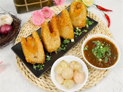 CLIP: Hướng dẫn làm món bánh chưng rán sốt tiêu đen