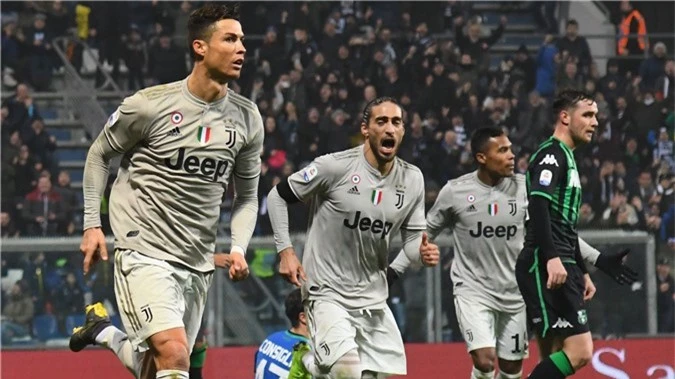 Choáng với hiệu suất làm bàn không tưởng của Ronaldo giúp Juventus thống trị Serie A