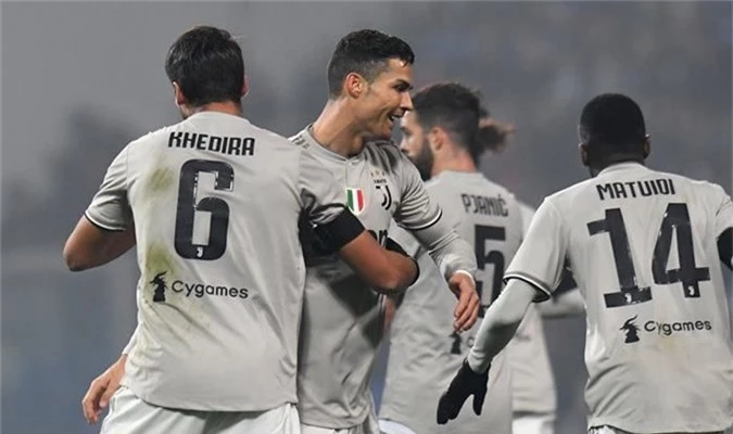 Choáng với hiệu suất làm bàn không tưởng của Ronaldo giúp Juventus thống trị Serie A