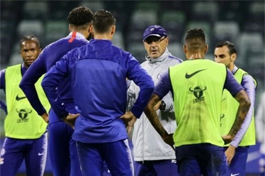 Thói quen khó bỏ của Sarri khiến học trò nóng mắt, liệu Chelsea có sa thải HLV?