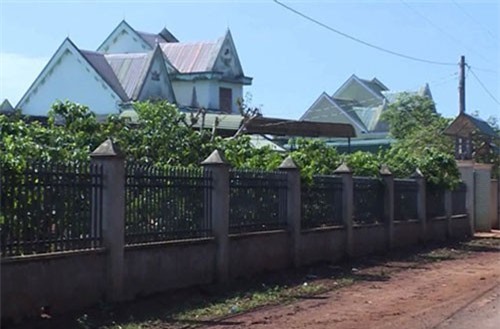 Làng tỷ phú vùng biên, biệt thự san sát, sáng ra đã có chục triệu