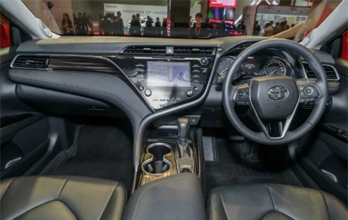 Nội thất buồng lái của 2019 Toyota Camry.