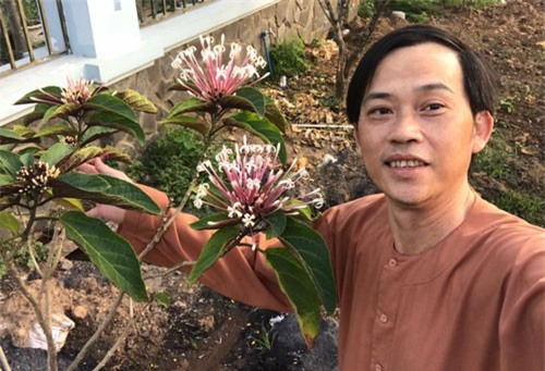 NSƯT Hoài Linh miệt mài đi diễn, giật mình vì biết hết Tết