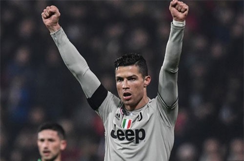Choáng với hiệu suất làm bàn không tưởng của Ronaldo giúp Juventus thống trị Serie A