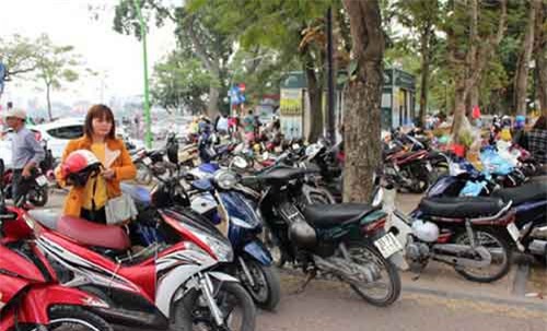 Phát hiện sai phạm trong hoạt động trông giữ xe tại Đền Sóc và Phủ Tây Hồ