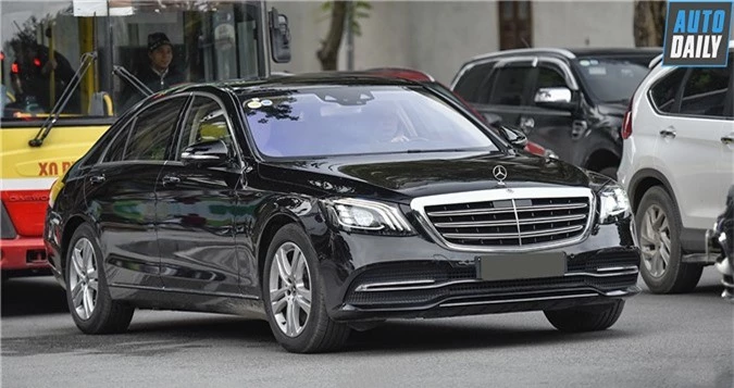 Ôtô Mercedes-Benz ở Việt Nam rẻ hơn tại Thái Lan cả tỷ đồng. Trái với suy nghĩ của phần lớn người dân Việt, thực tế nhiều mẫu xe của Mercedes-Benz tại Việt Nam có giá bán thấp hơn nhiều so với phiên bản tương tự ở Thái Lan. (CHI TIẾT)