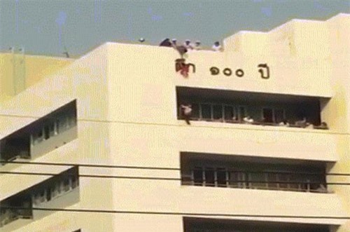 CLIP: Bé gái thoát chết thần kỳ khi rơi từ nóc nhà 7 tầng 