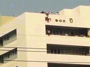 CLIP: Bé gái thoát chết thần kỳ khi rơi từ nóc nhà 7 tầng