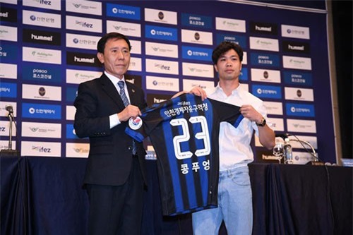 Công Phượng rạng ngời cùng HLV Park trong ngày ra mắt Incheon