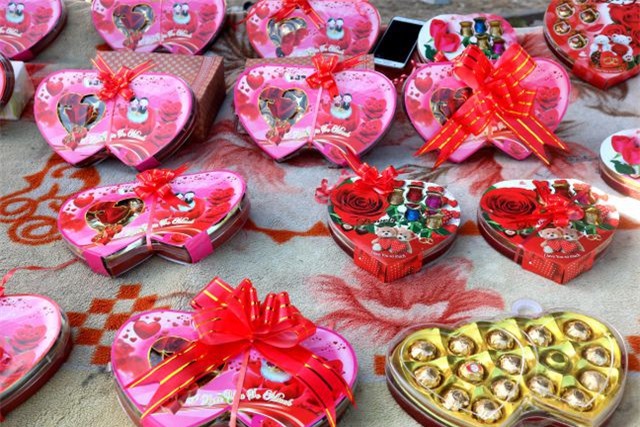 Đa dạng thị trường quà tặng Valentine nhưng sức mua khá yếu