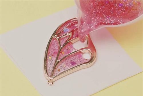 Clip: Những mẫu hoa tai xinh lung linh có thể tự làm tại nhà