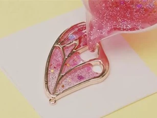 Clip: Những mẫu hoa tai xinh lung linh có thể tự làm tại nhà