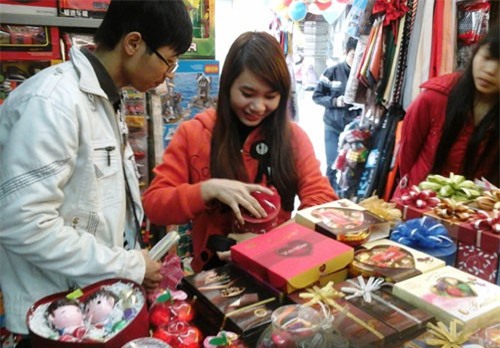 BẢN TIN TÀI CHÍNH-KINH DOANH: Thị trường quà tặng Valentine sôi sộng, xuất khẩu cà phê chờ tín hiệu thị trường