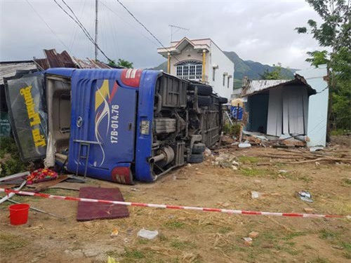 Khánh Hòa: Xe khách chở hơn 30 người đâm nhà dân, lật nhào sau tiếng nổ lớn