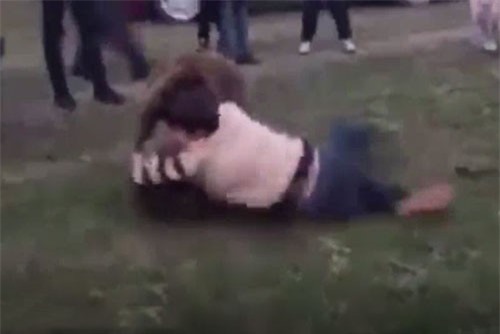 CLIP HOT (12/4): Cậu bé vật nhau với gấu, bé gái thoát chết khi rơi từ nóc nhà 7 tầng