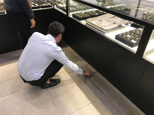 Vừa mua vàng đã rơi mất, vị khách đen đủi huy động cả cửa hàng đi tìm