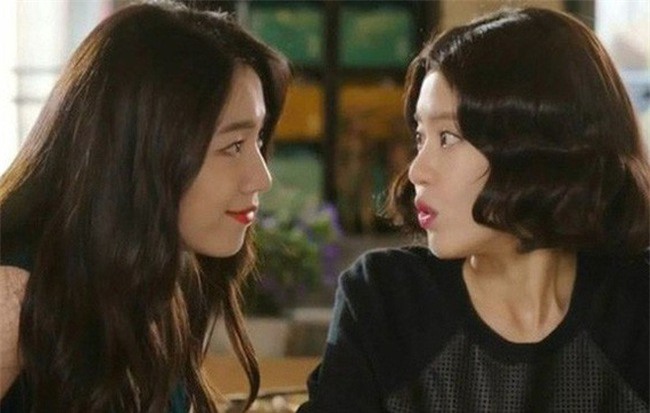 Vợ đi mua quà Valentine gặp ngay "em gái mưa" nũng nịu đòi quà chồng, cô xử đẹp khiến chồng tái mặt