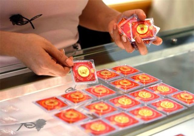 Thợ điều hòa tặng vợ 60 nhẫn vàng Thần tài mừng lễ Tình nhân