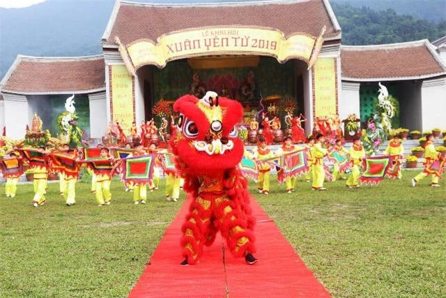 chương trình nghệ thuật “Yên Tử chào xuân” với các tiết mục mới thể hiện không khí mùa xuân Yên Tử.