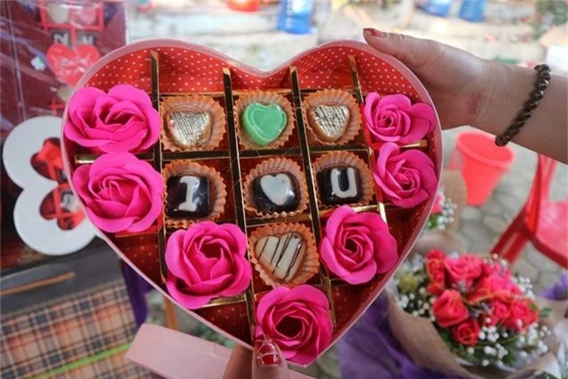 Đa dạng thị trường quà tặng Valentine nhưng sức mua khá yếu - 14