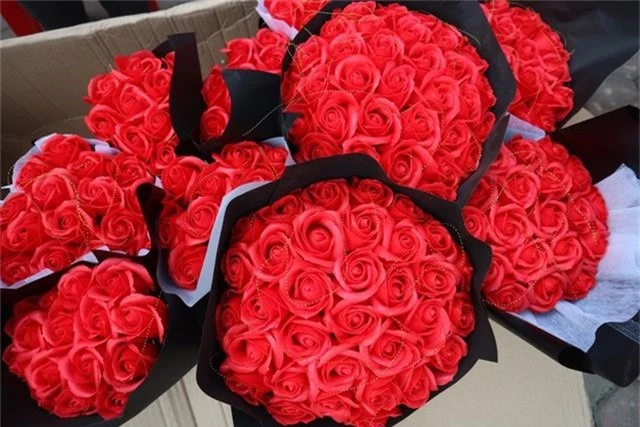 Đa dạng thị trường quà tặng Valentine nhưng sức mua khá yếu - 11