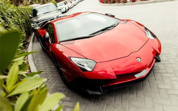 Nhận lương hơn 2 tỷ đồng/năm để đi thử siêu xe và dùng đồ 'sang chảnh'