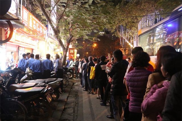 Cận cảnh dòng người xếp hàng mua vàng ngày Vía Thần Tài ở Hà Nội