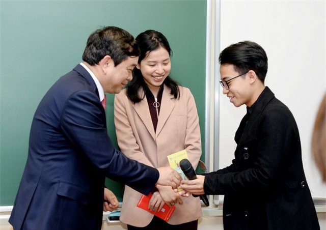 Hiệu trưởng trường ĐH Kinh tế quốc dân "lì xì" tới từng sinh viên
