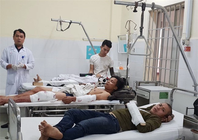 Các nạn nhân vụ tai nạn đang điều trị tại Bệnh viện đa khoa tỉnh Khánh Hoà (Ảnh: VH)