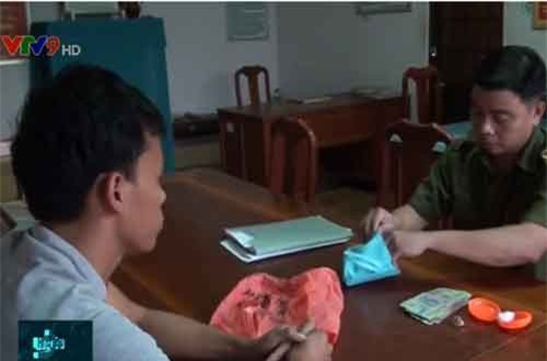 Nhặt được tiền vàng giá trị lớn, thượng sĩ công an và các em nhỏ trả lại người bị mất