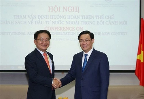 Phó Thủ tướng Vương Đình Huệ và Phó Tổng Giám đốc Hyoungsung Việt Nam. (Ảnh: VGP)