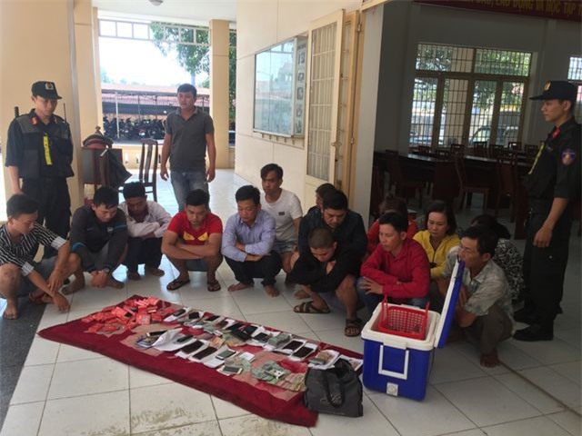 Tây Ninh: Phá sòng bạc “khủng”, thu giữ gần 200 triệu trên chiếu bạc