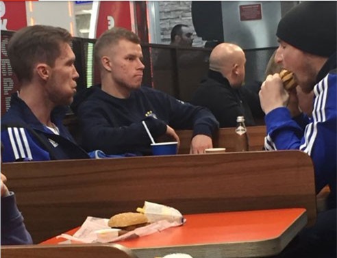 Đánh bại Arsenal, Hleb dẫn đồng đội đi ăn mừng