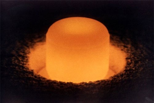 Vì sao tàu vũ trụ bay cả trăm năm không hết nhiên liệu?