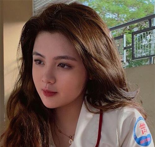 Thiếu nữ 17 tuổi gây “sốt” mạng: “Em không hề trang điểm quá nhiều”