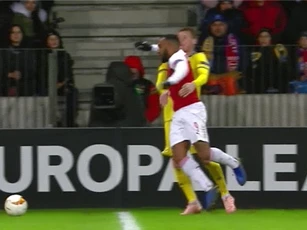 Đánh người thô bạo, bị đuổi, sao Arsenal xin lỗi đồng đội