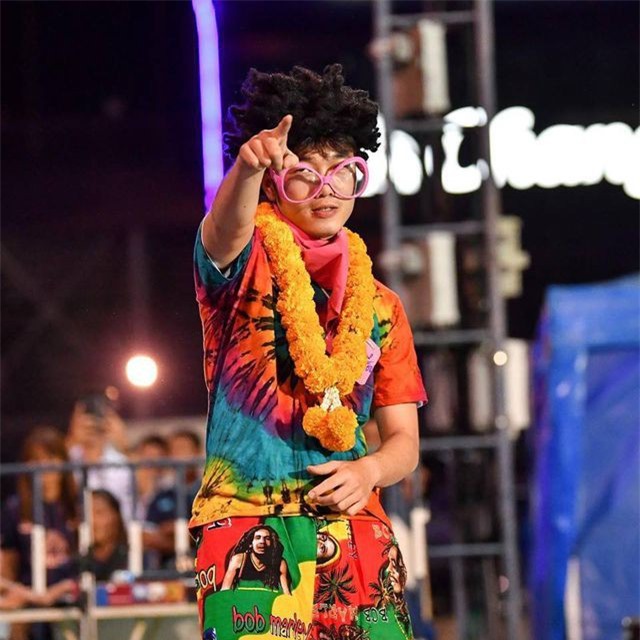 Xuân Trường ăn diện sặc sỡ trong đêm tiệc của Buriram United