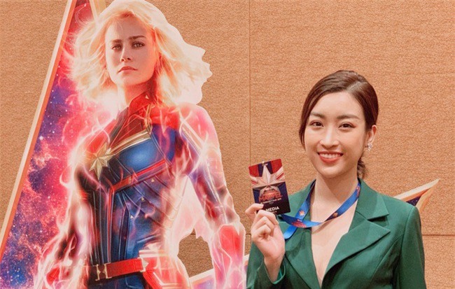 Hoa hậu Đỗ Mỹ Linh phỏng vấn bằng tiếng Anh cực trôi chảy, "Đại úy Marvel" trả lời khiến cả khán phòng hú hét vỗ tay